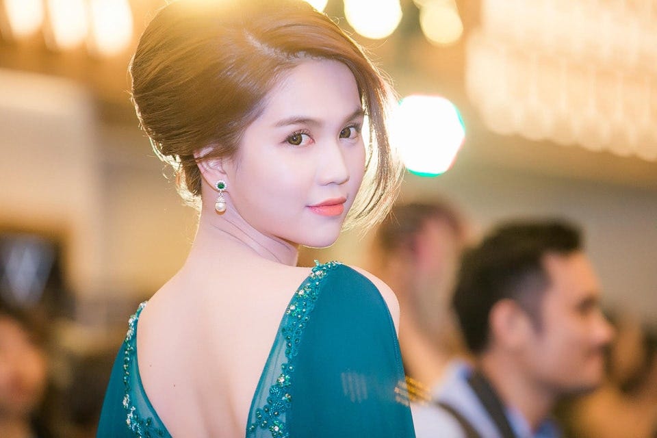 Ngọc Trinh Đốt mắt bằng vòng một