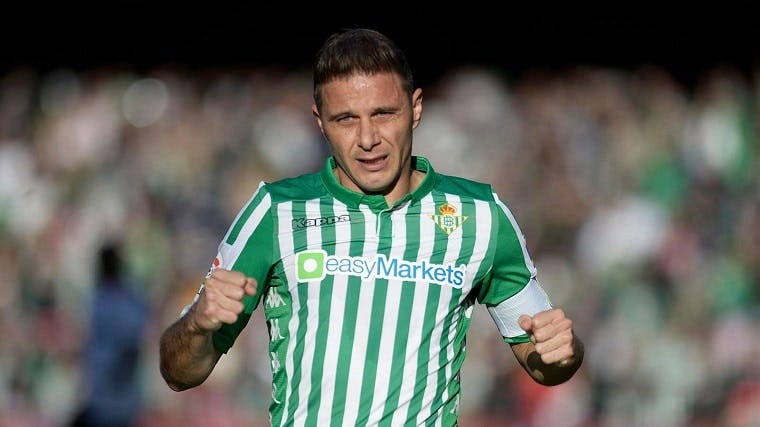 Joaquin lập hat-trick đầu tiên ở tuổi 38